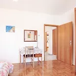 アパート Meri トロギール